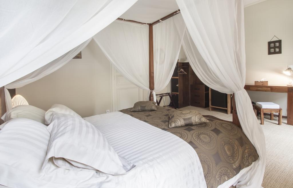 Chateau De Puyrigaud Bed & Breakfast Leoville ภายนอก รูปภาพ