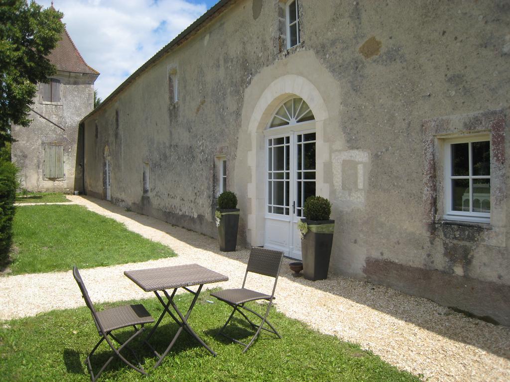 Chateau De Puyrigaud Bed & Breakfast Leoville ภายนอก รูปภาพ