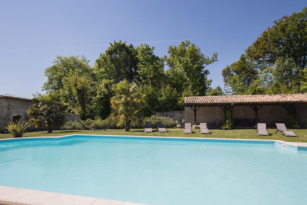 Chateau De Puyrigaud Bed & Breakfast Leoville ภายนอก รูปภาพ