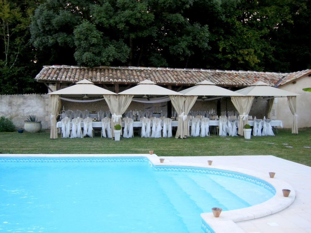 Chateau De Puyrigaud Bed & Breakfast Leoville ภายนอก รูปภาพ