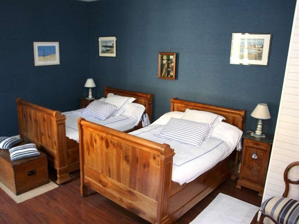 Chateau De Puyrigaud Bed & Breakfast Leoville ภายนอก รูปภาพ