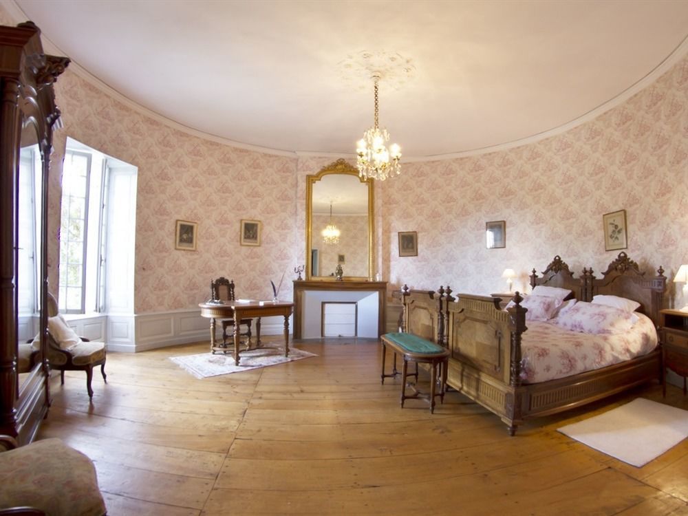 Chateau De Puyrigaud Bed & Breakfast Leoville ภายนอก รูปภาพ