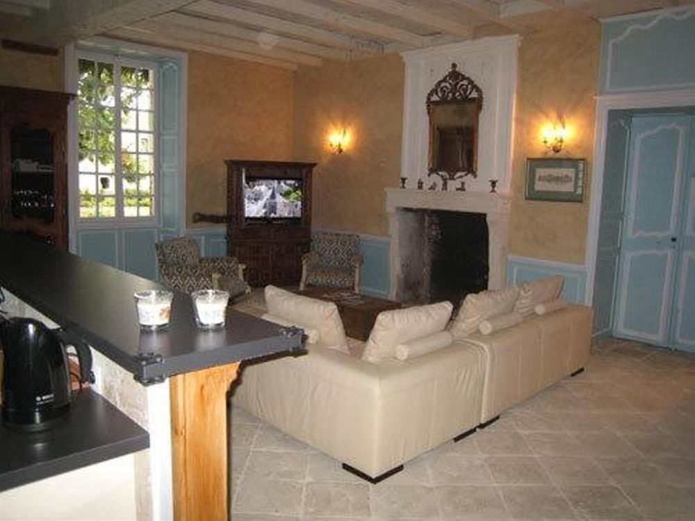 Chateau De Puyrigaud Bed & Breakfast Leoville ภายนอก รูปภาพ